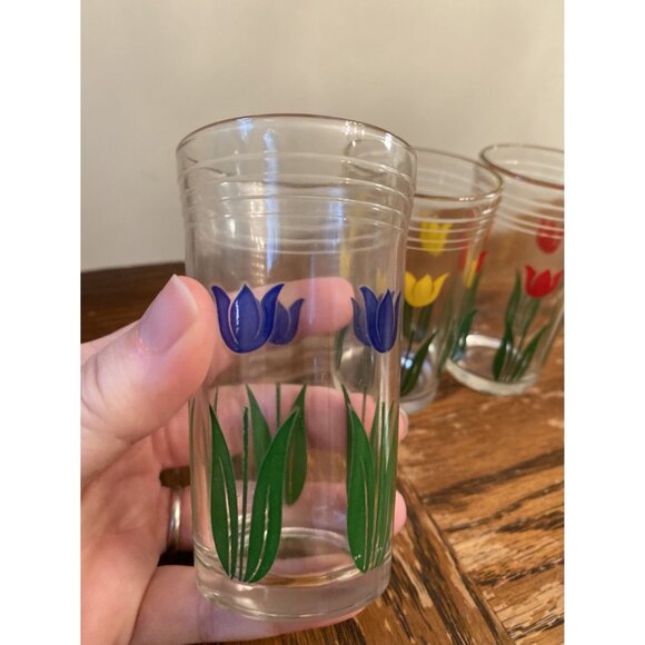 Vintage 1950's Swanky Swig Glasses Set Of 5 Tulip Pattern Red Blue Yellow Floral - Picture 4 of 6